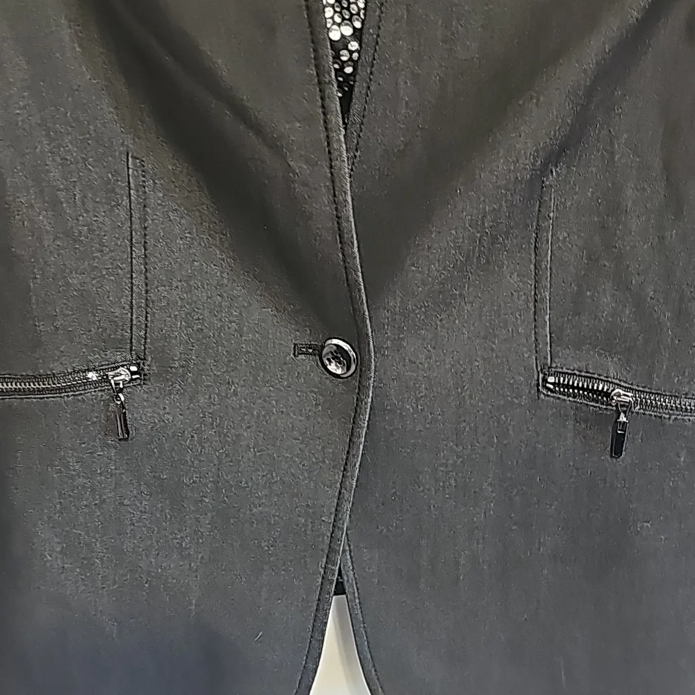 NWOT SUIT COAT CHARCOAL GRAYWITH A SILKY DESIGN INSIDE - Picture 3 of 7